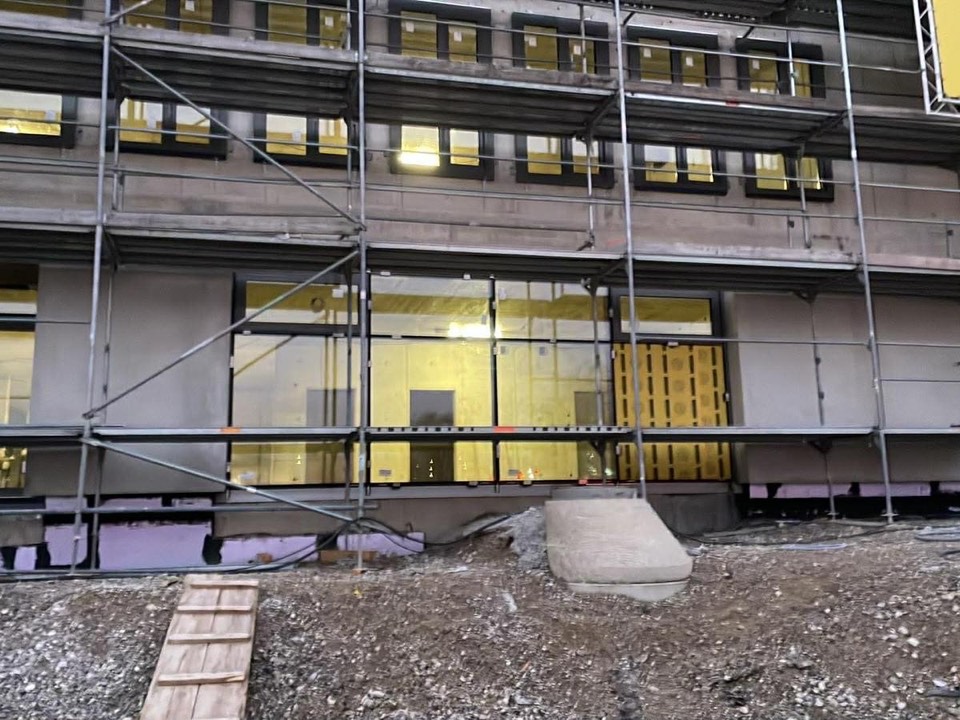Odvetrávaná fasáda s presklenými prvkami na komerčnej budove v Mníchove