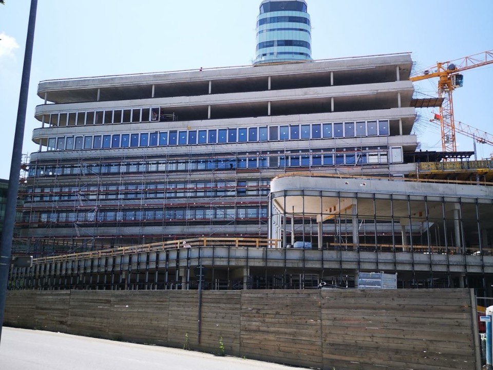 Office Park 4 na viedenskom letisku počas montážnych a fasádnych prác