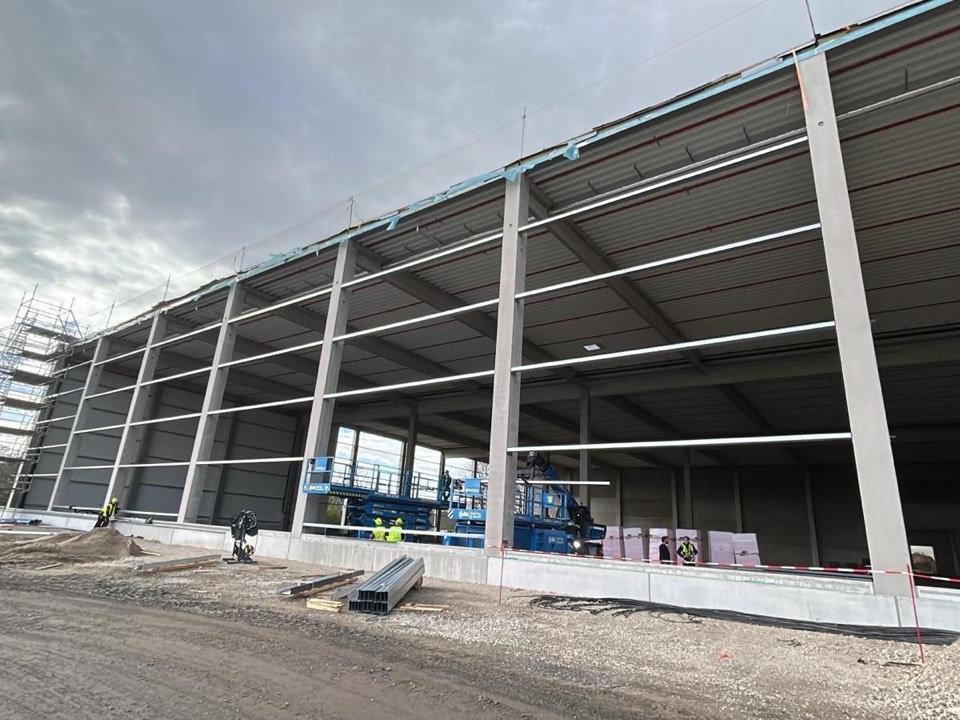 Oceľová konštrukcia priemyselnej haly vo Frankfurte, ktorú montoval COME WORKS