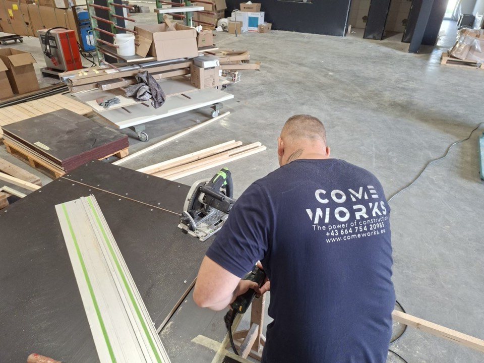 COME WORKS team installing a rack system in an industrial hall in Frankfurt